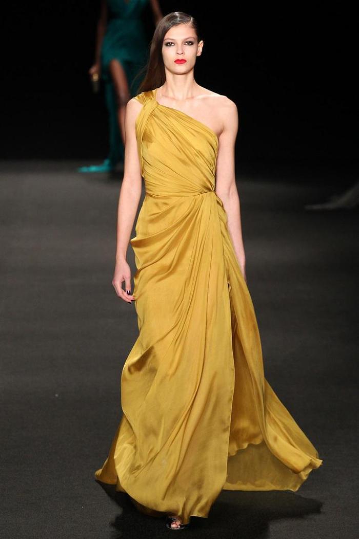 女模特在t台上自信优雅,走秀落落大方,这身时装设计感十足,尽显国际