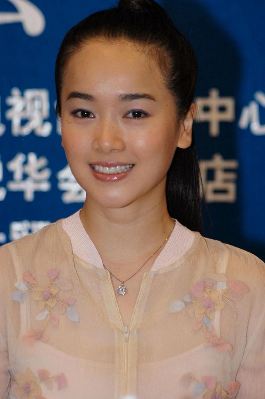 左小青之所以长得漂亮,是因为她的妈妈也是一位美貌非凡的女性.