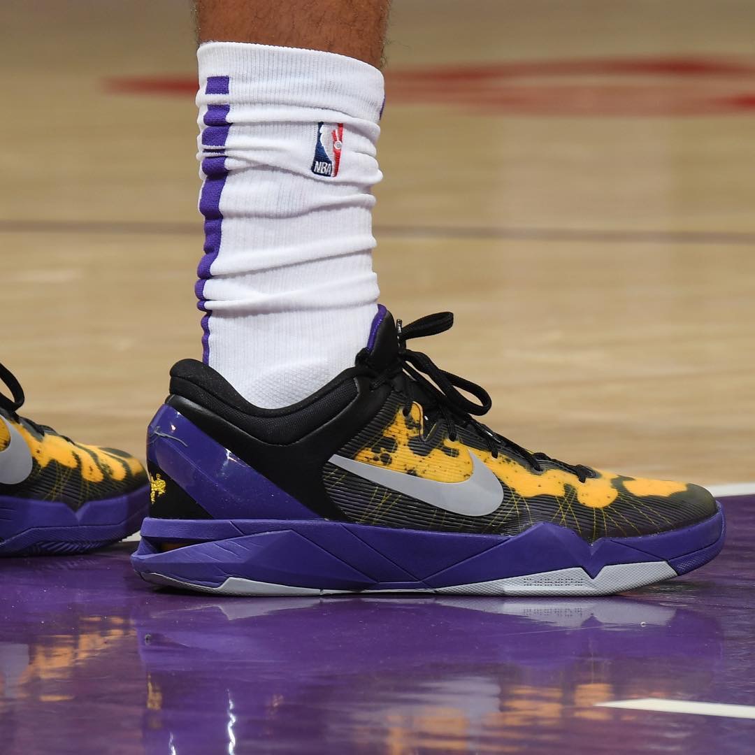 独行侠 东契奇-nike hyperdunk x low"custom" 转载自百家号作者:in