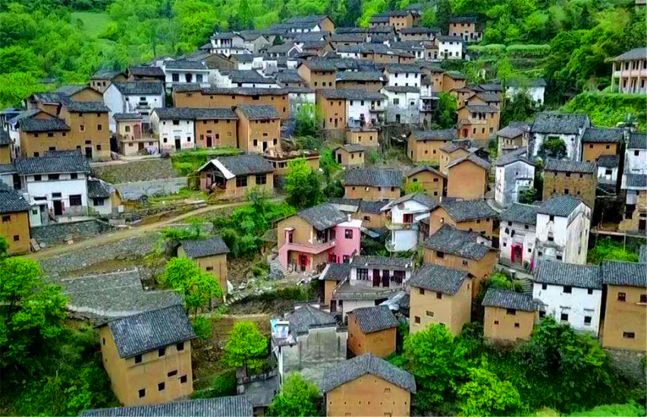 安徽的这个古村落,有原始生态环境,用泥土做的房子好住又好看