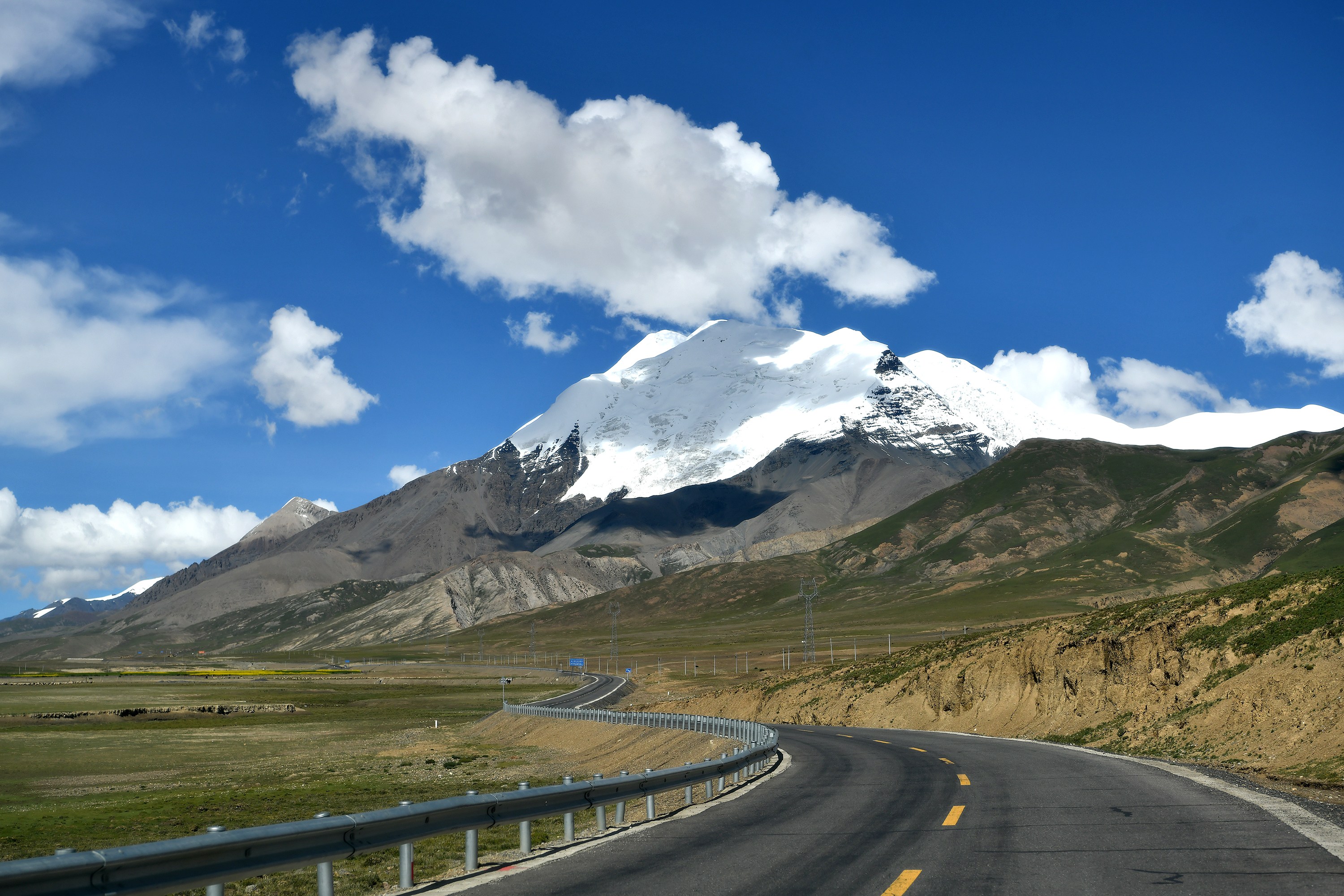 公路边的卡若拉冰川