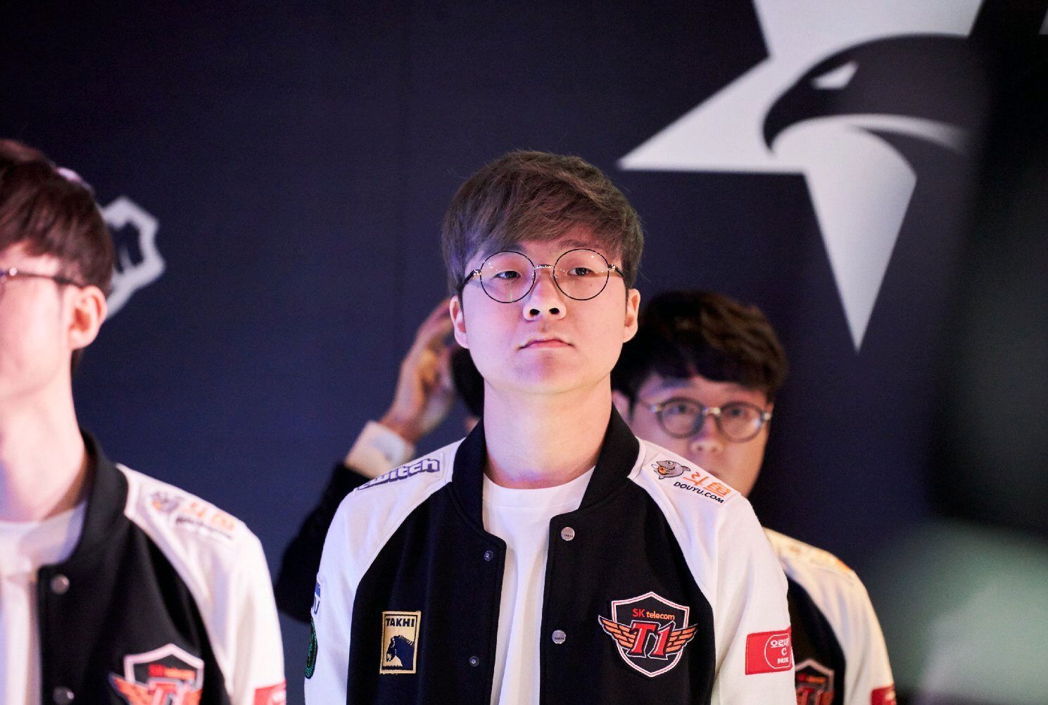 skt公布赛后照片,faker遭"大拇指"伺候,teddy让出c位!