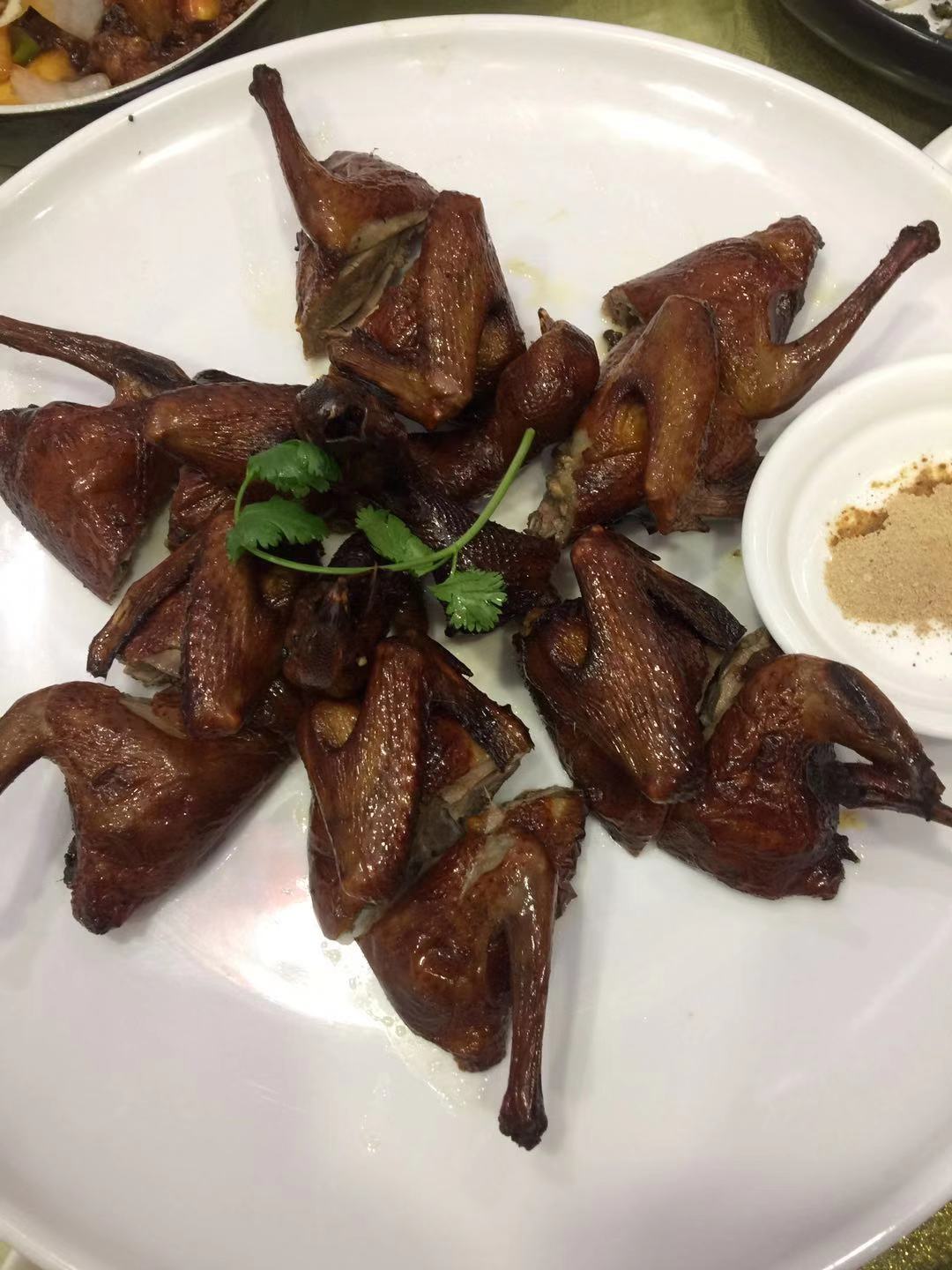 红烧乳鸽:粤菜招牌菜,金红油亮的色泽,鲜嫩多汁的肉质,连骨头都十足