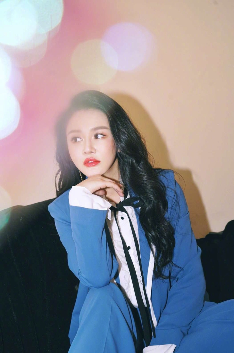 1月17日,拳王邹市明的妻子冉莹颖晒出一组写真.