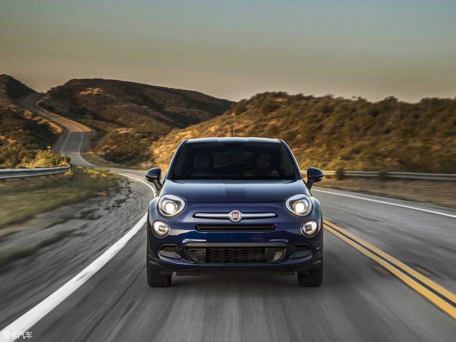 我们驾驶新菲亚特500x婴儿越野车