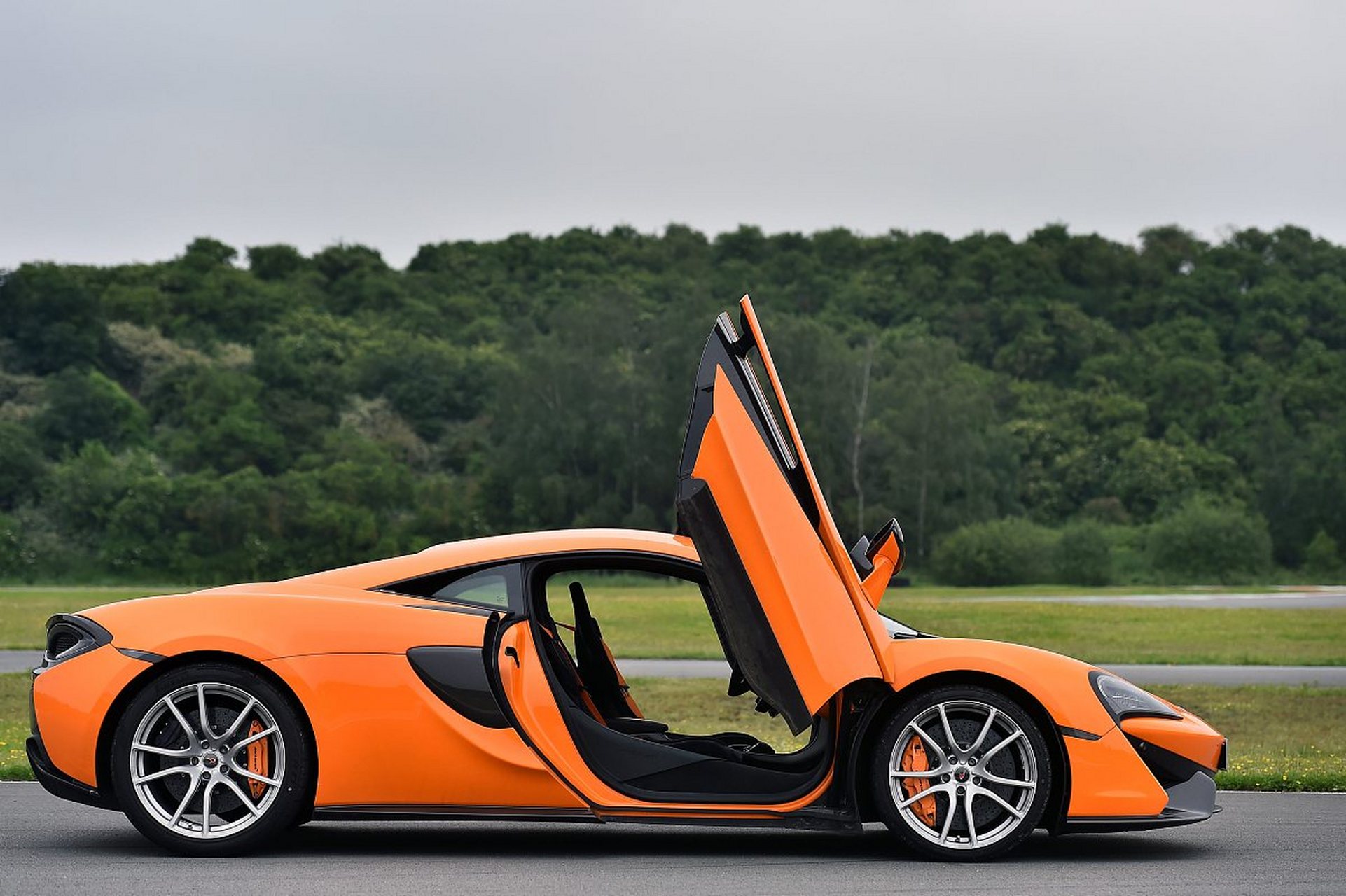 以下是对迈凯伦570s的详细介绍以及购车建议.