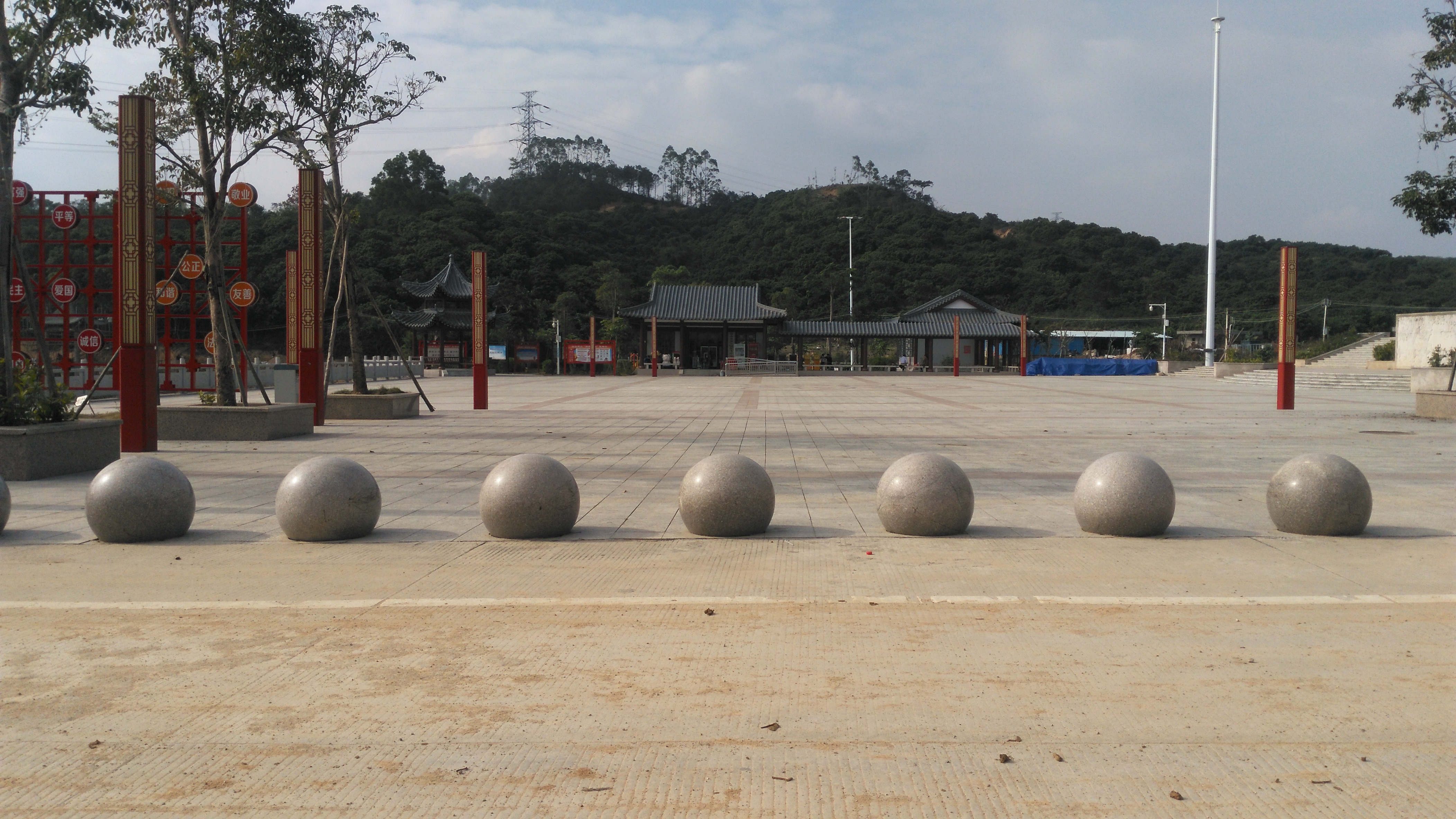 来到山脚下的公园广场,广场挺宽敞的,还有不小的停车场.