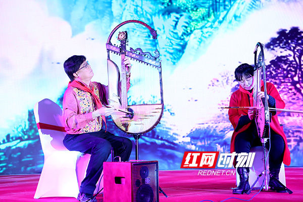 校友文正求先生演奏自创乐器文琴《渔舟唱晚》.