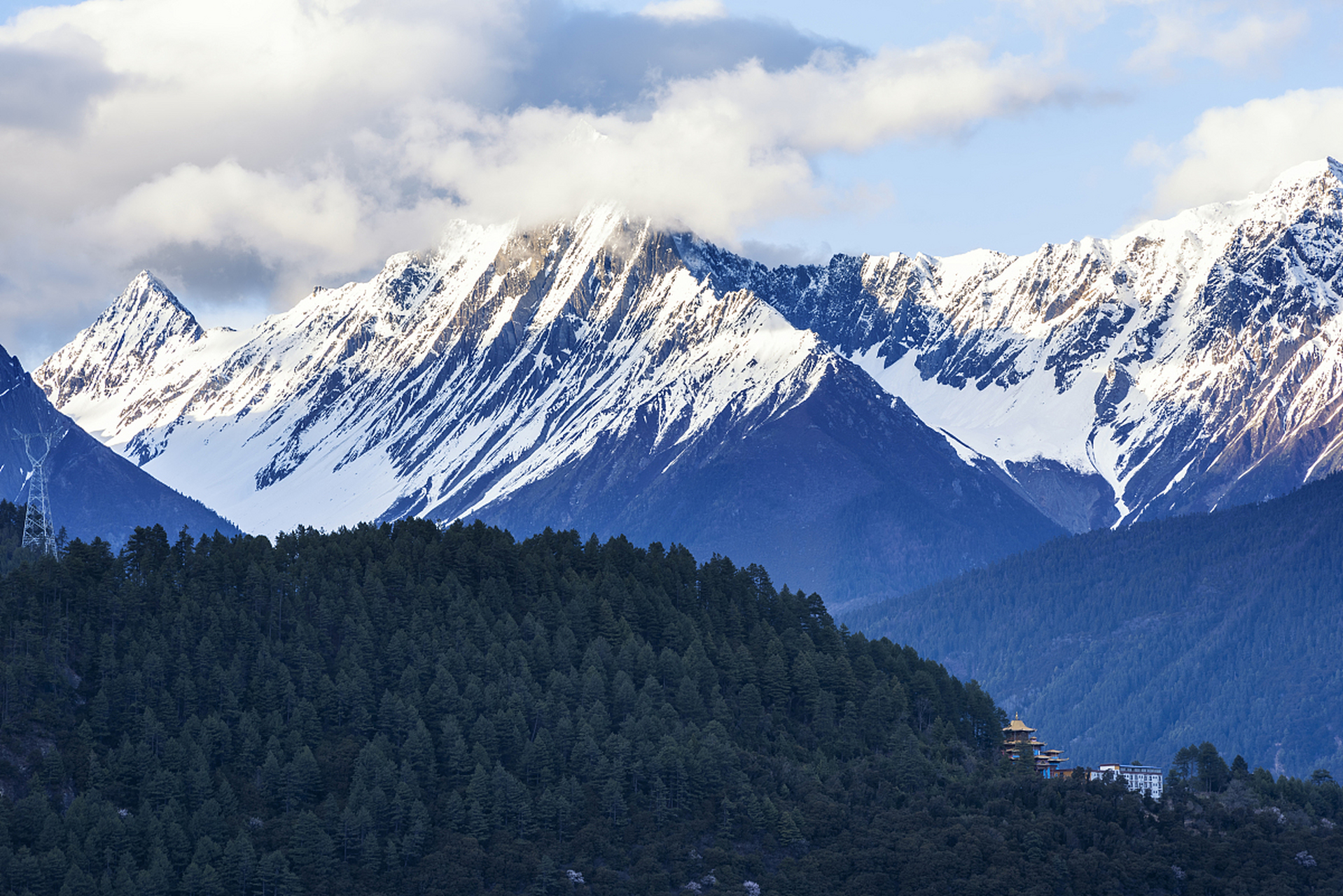 南迦巴瓦峰位于中国西藏自治区林芝市,是喜马拉雅山脉东端的一座山峰