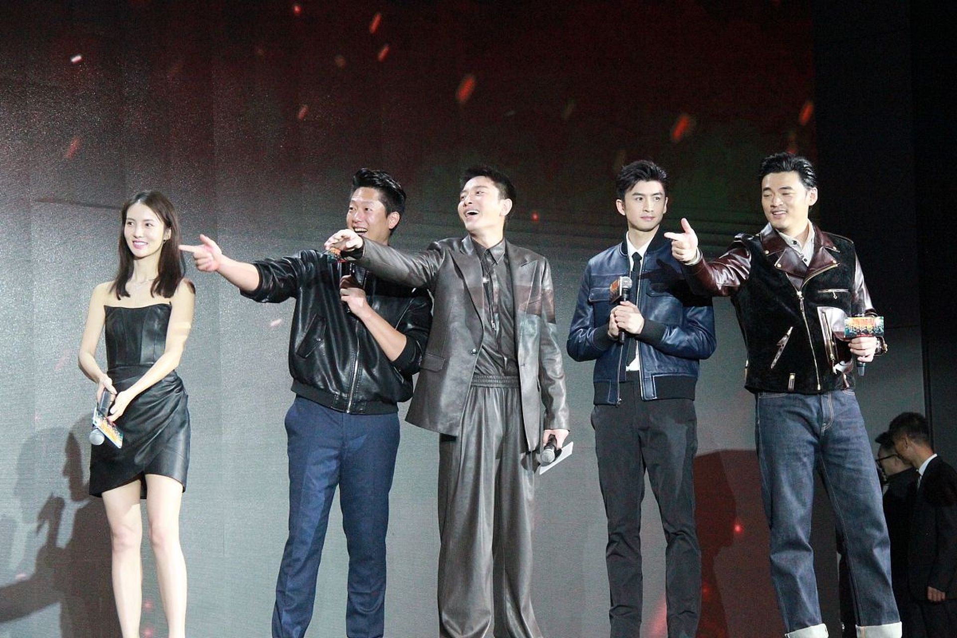 还得是年轻啊!第一眼,就看到了,金晨和张云龙[嘻嘻]!#我们都爱聊八卦#