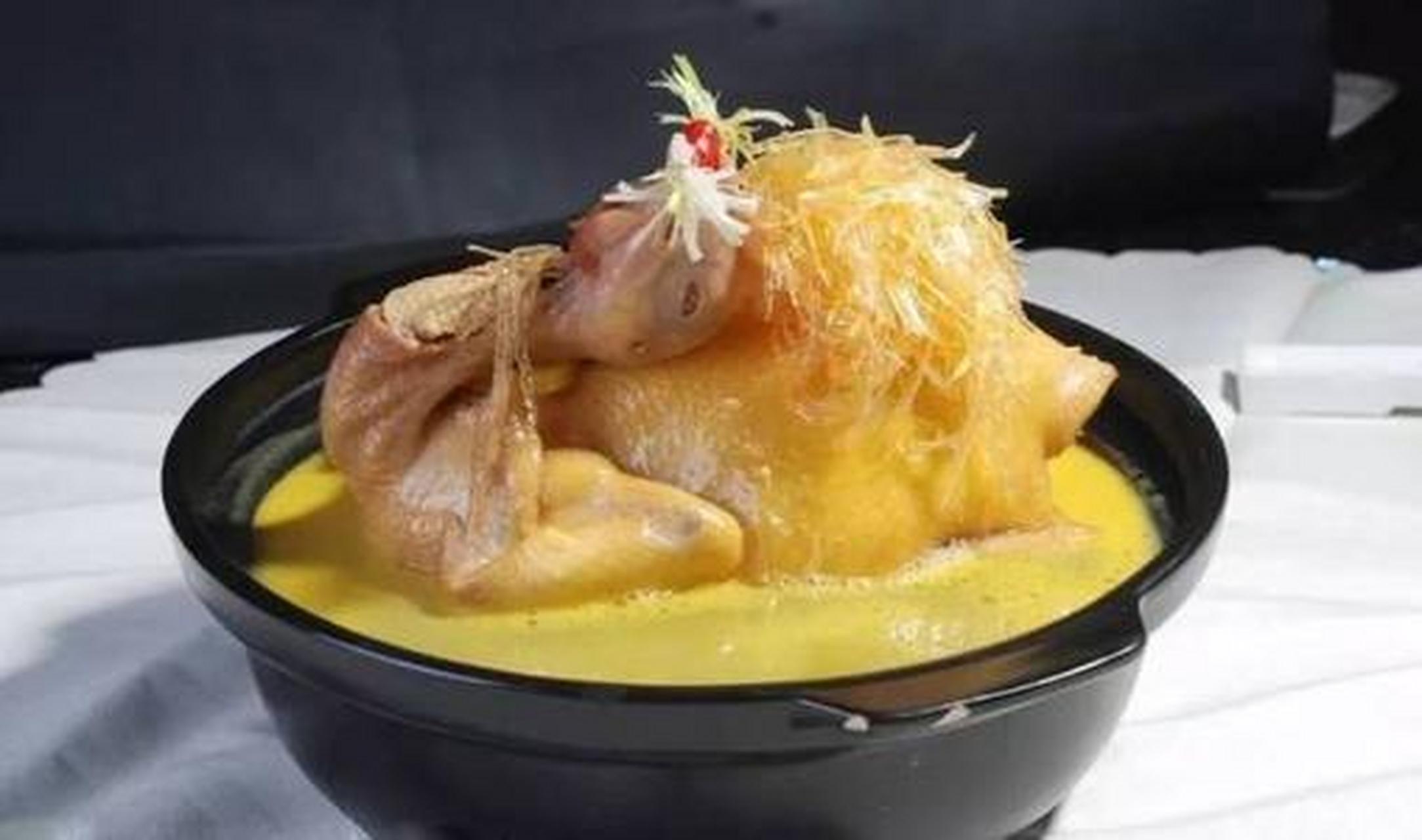 以鱼翅,母鸡等为材料制作,颜色鲜艳,形态美观,鱼翅浓香,鸡鲜酥烂.