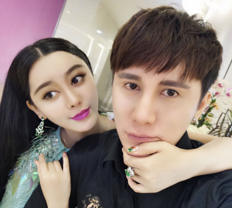 何承熹比较任性,她不仅将自己整成了范冰冰,还怂恿自己的老公整成了