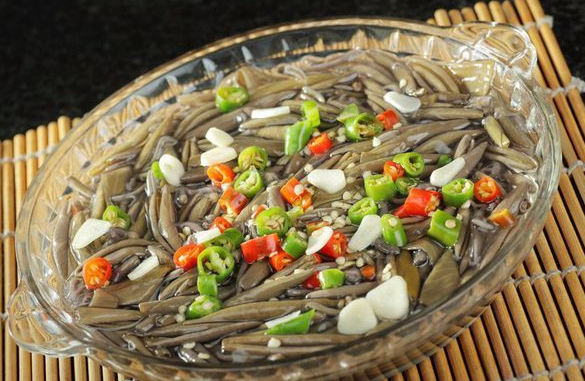 福宝山莼菜相传为古代神山所赐,是水中一珍,自晋代以来为历朝皇宫御案