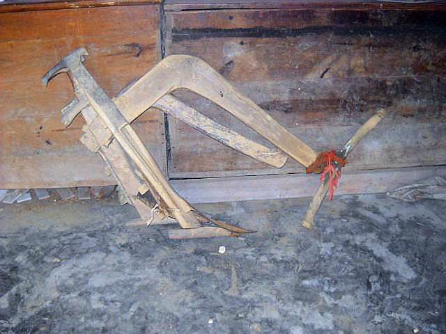 犁头,用来耕田犁地,土地需要翻松的时候,以前就会让牛拉着犁头去耕作.