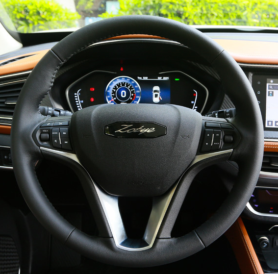 方向盘操作起来轻便,灵活,是油压,这个我觉得转速很高,底盘很稳.