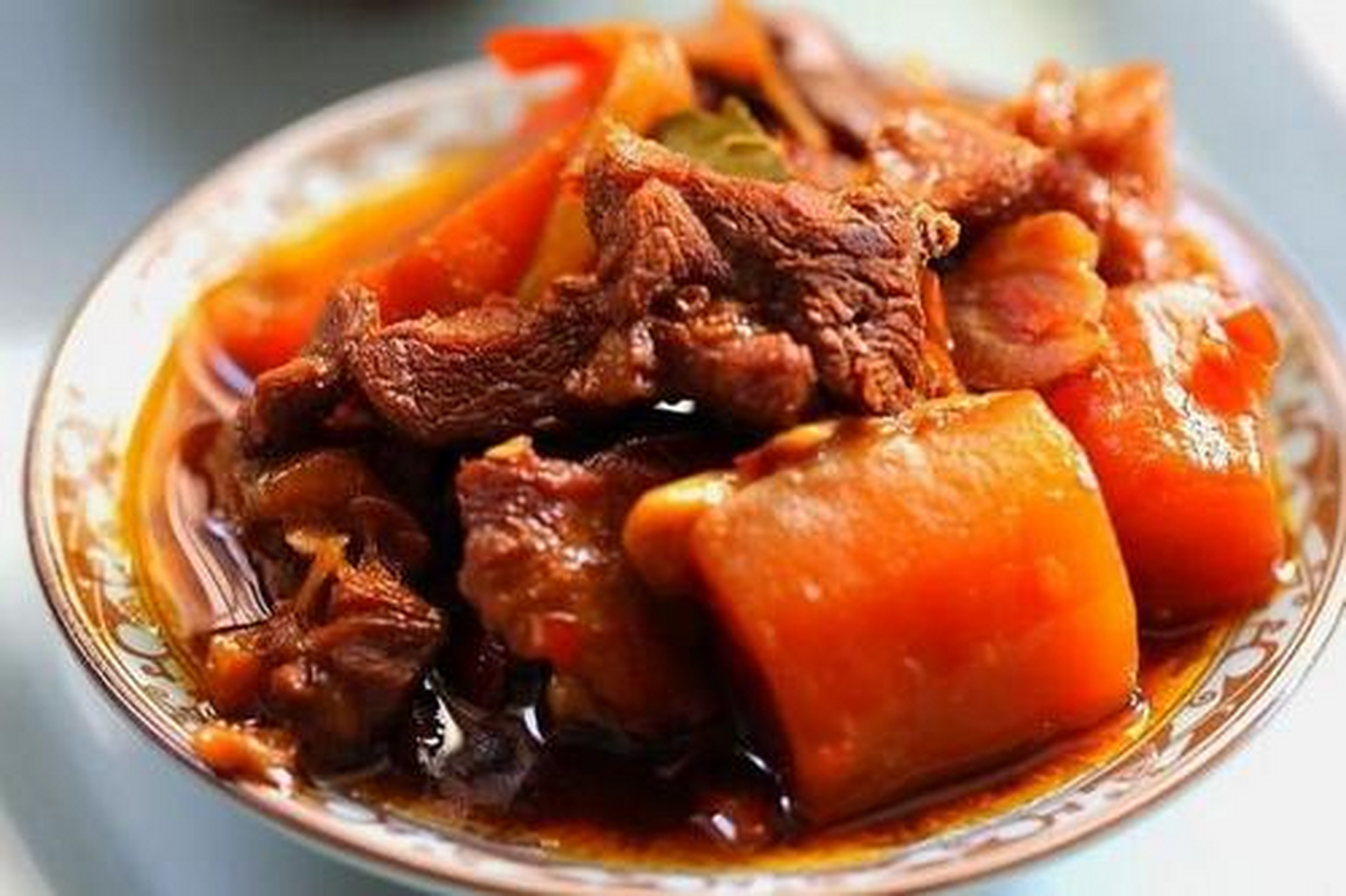 新年味# #春节美食大赏#胡萝卜炖山羊肉,羊肉是冬季滋补的上佳食材