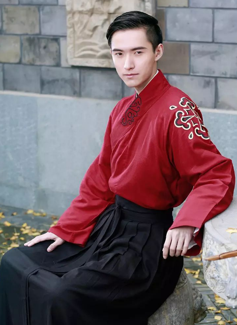 汉服拍摄:一头短发的男生穿着汉服饰,也一样能风度翩翩!