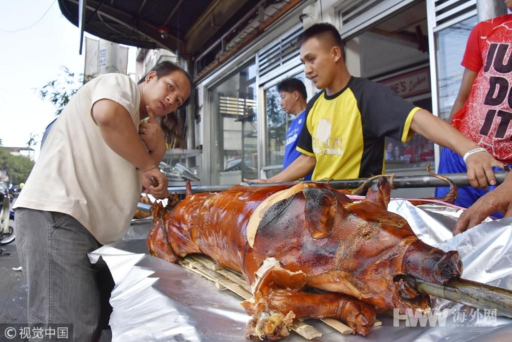 圣诞临近烤乳猪受热捧 滋滋冒油令人垂涎欲滴