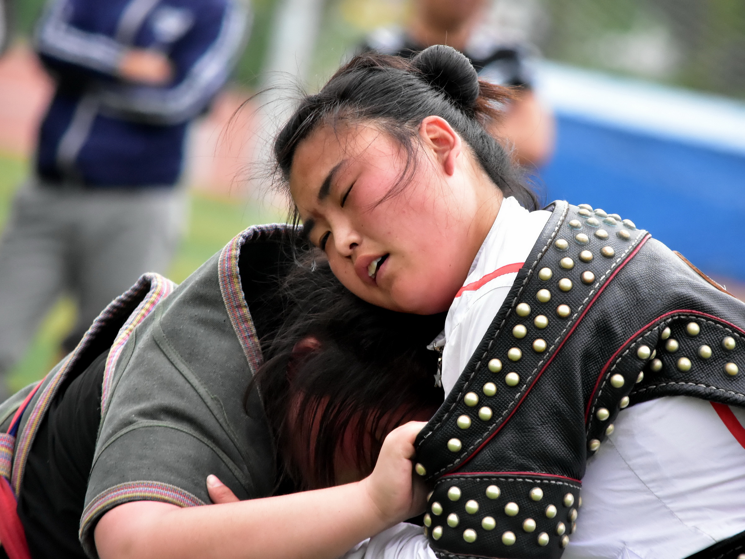 蒙族女摔跤手二十分钟鏖战不分胜负,张张图片都扎心,她俩都赢了