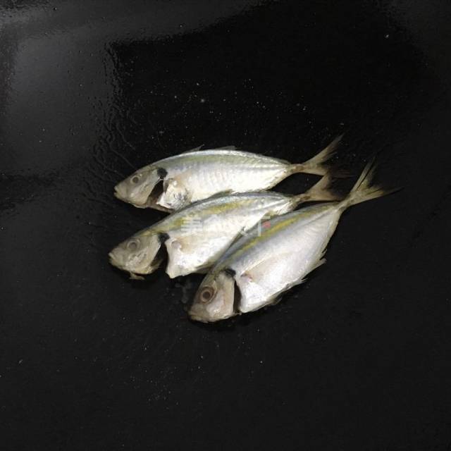 这种小海鱼学名好像叫金带细鲹,可以香煎或蒸熟挂干成鱼饭蘸豆酱都很