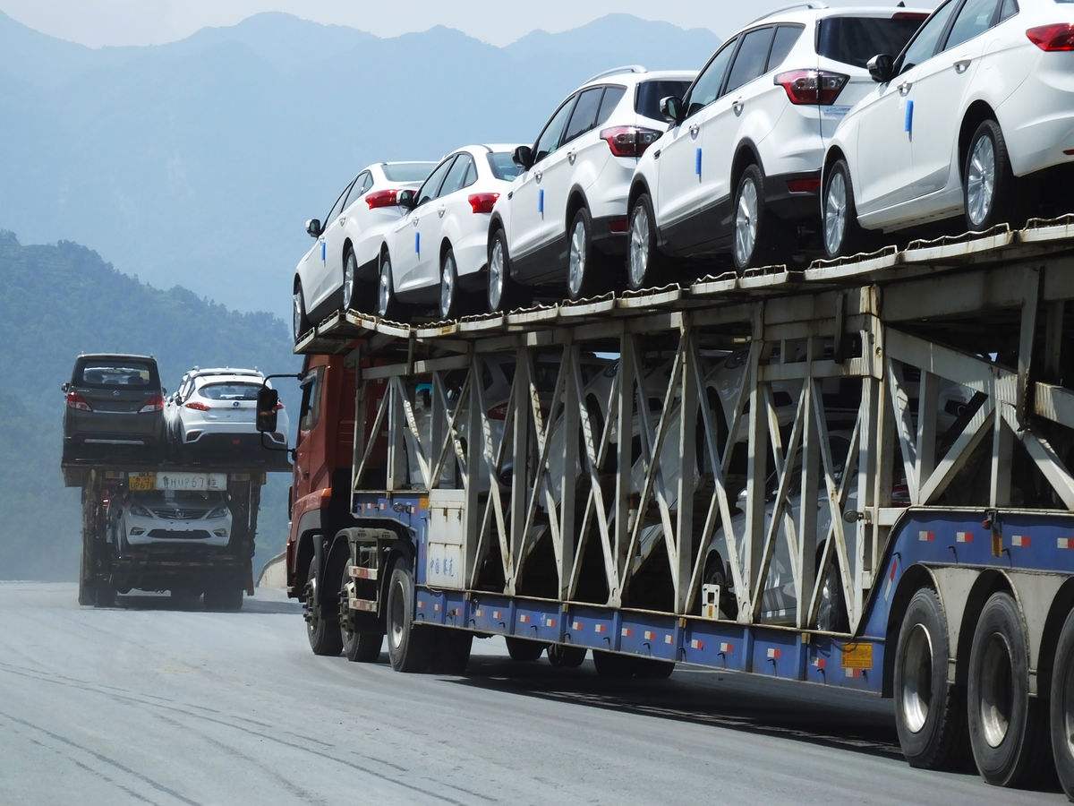 汽车销量下滑,4s店库存车堆积成山,难道要"白菜价"买车?