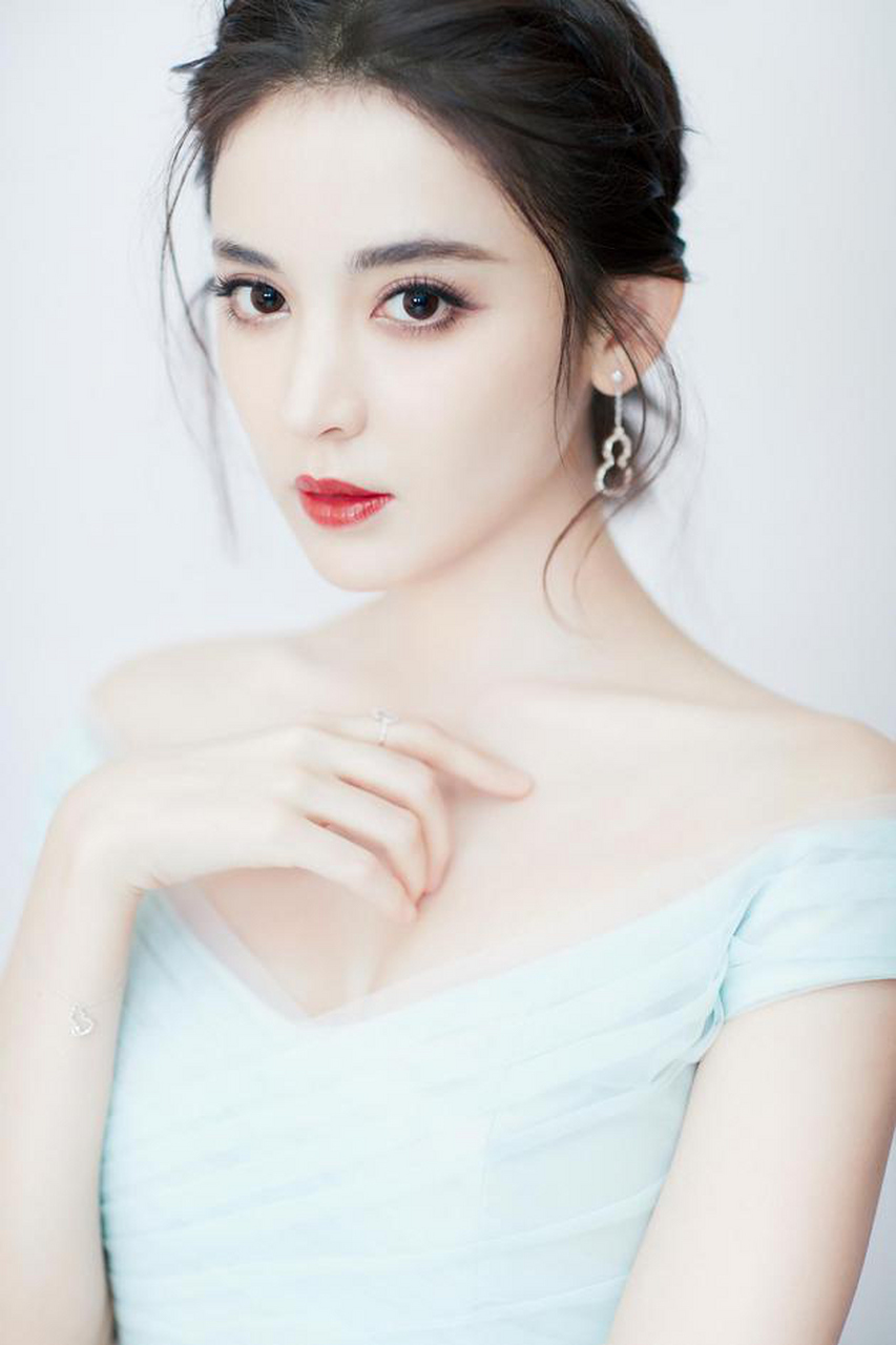 校花#古力娜扎毕业于北电2011级,当年入学时,被媒体拍到,这位少数民族