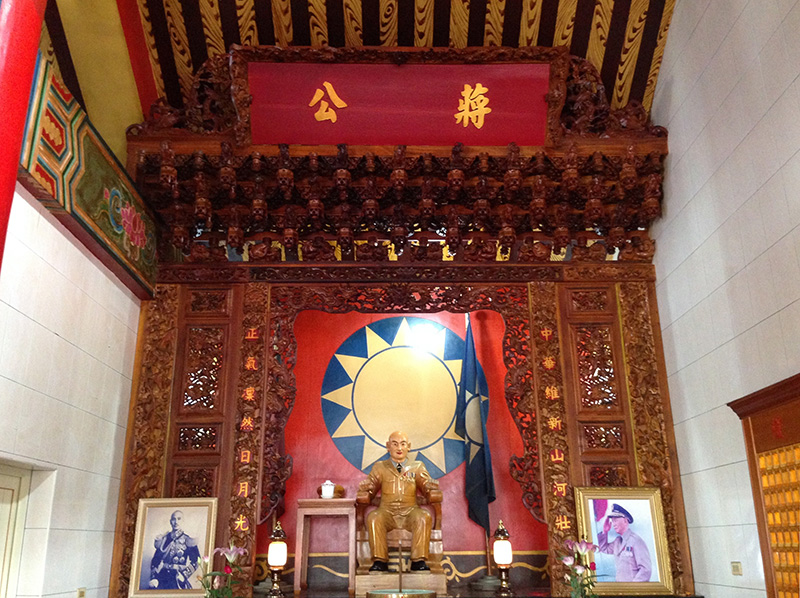 台湾寺庙中供奉的蒋介石"神像":你还能认出这是"委员长"吗?