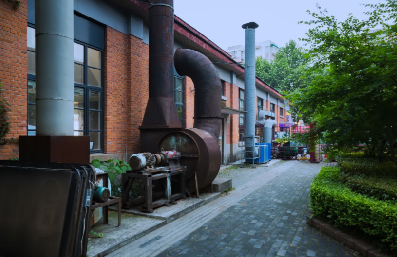 北接内秦淮河,院内屹立着两棵百年银杏树——秦淮区菱角市66号,从1897