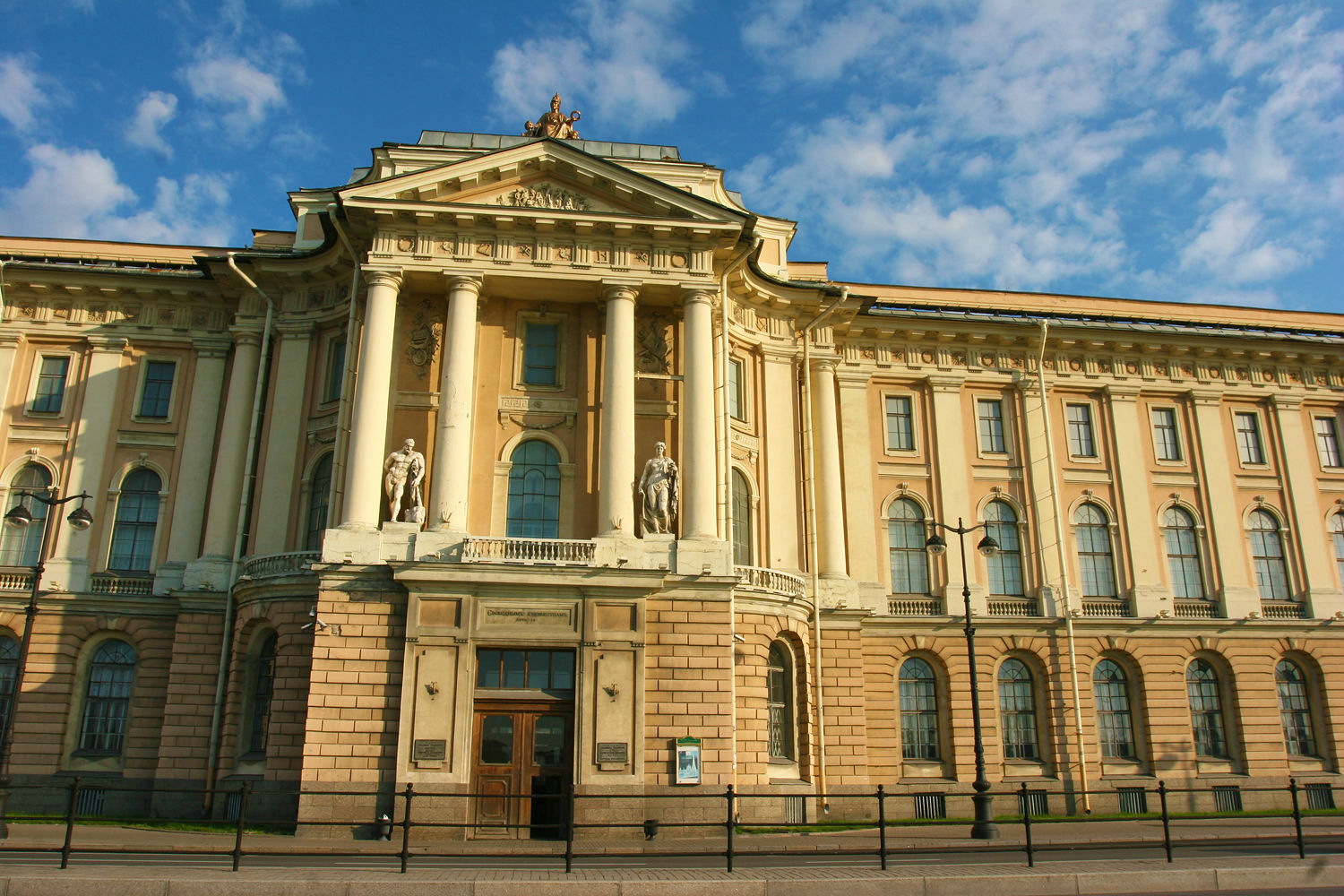 涅瓦大街,列宾美院.俄罗斯·圣彼得堡也许有你寻觅的旅行的意义