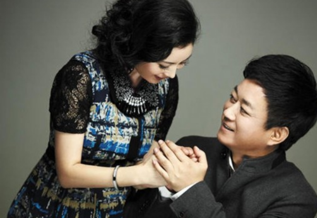 网曝朱军妻子近照,身穿红色长外套显成熟女性之美,且行且珍惜!