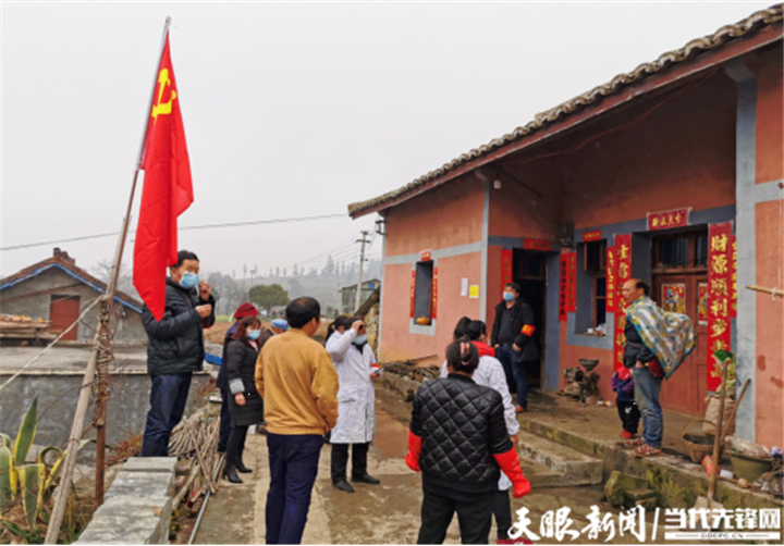 盘州市丹霞镇:防控一线党旗红 党员干部作先锋