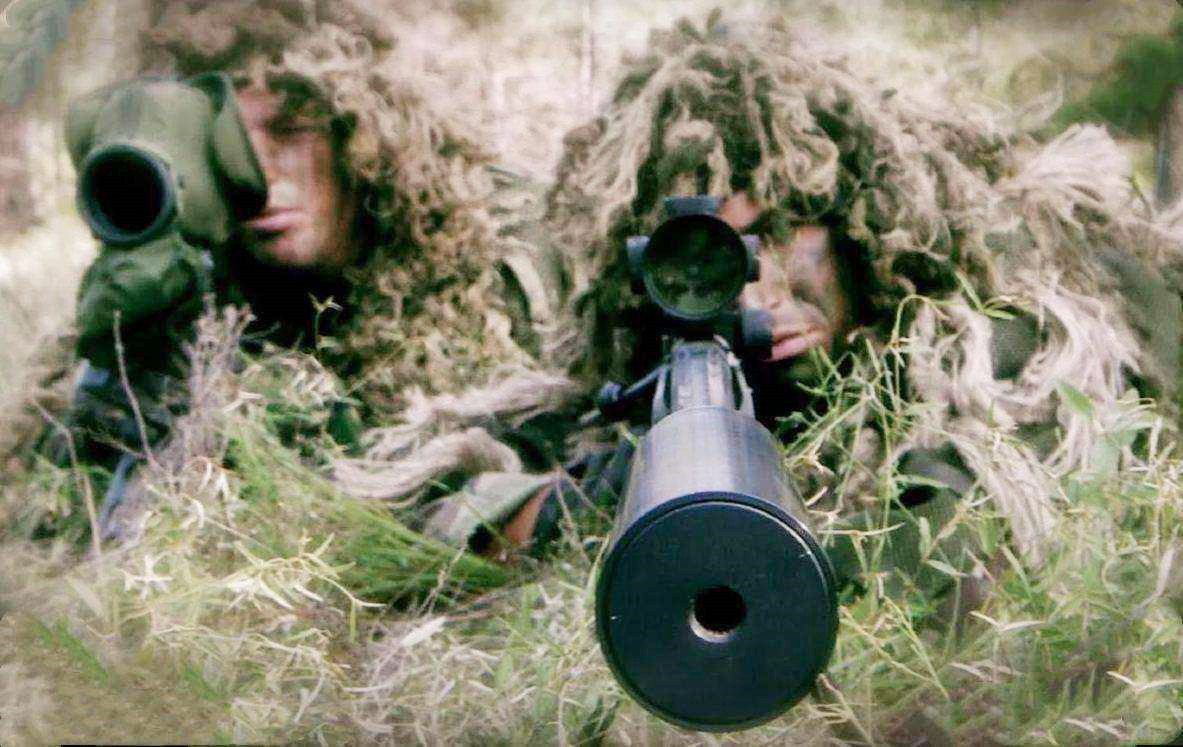 狙击手必须保持隐蔽,为何却要一个观察手?原来作用这么大