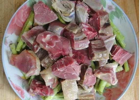 老婆把生鸭腿挂在阳台,我骂她糟蹋东西,2日后惊呆,自己吃一锅