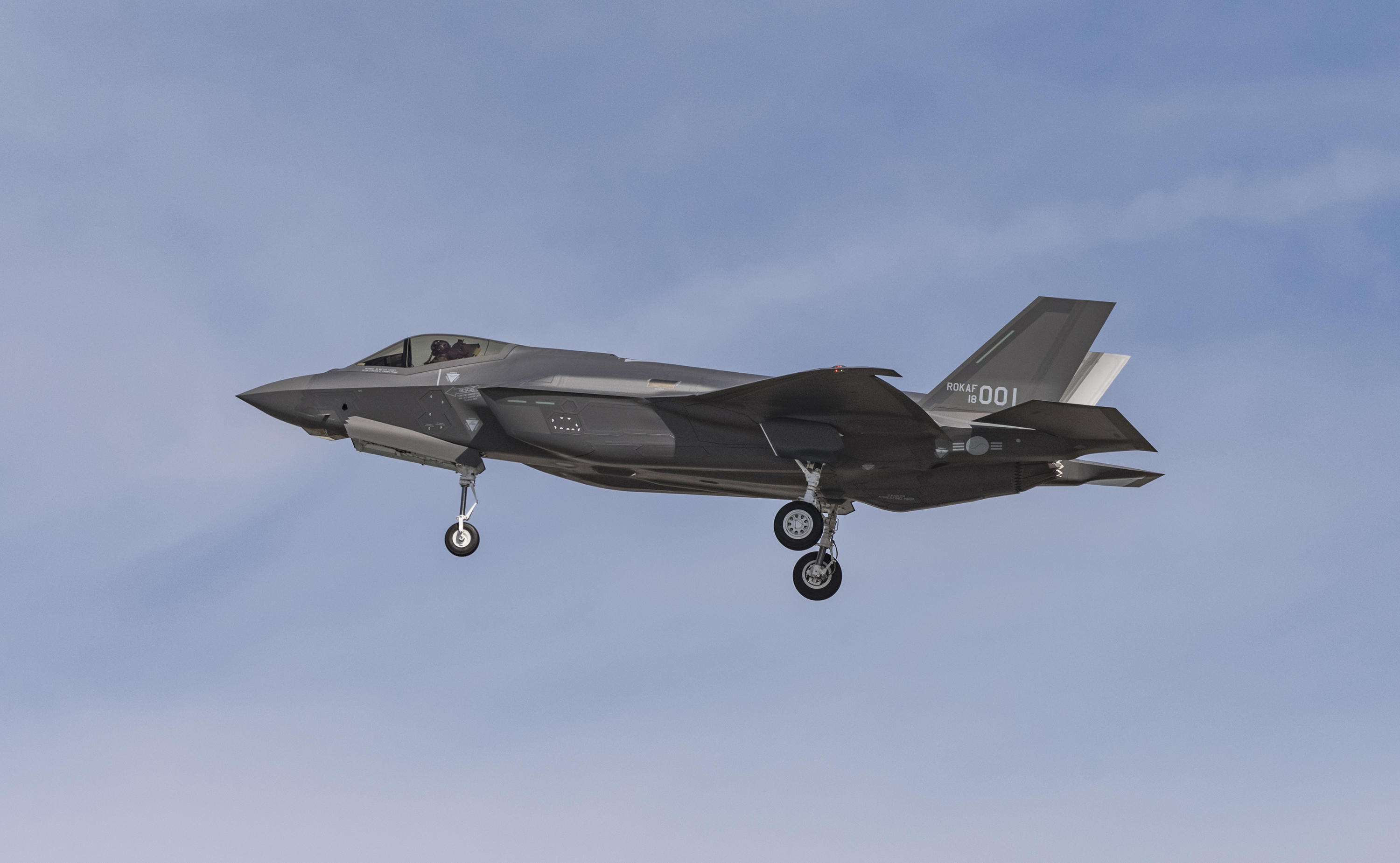 韩国首架f-35a完成首飞 首批40架全在3年内到货