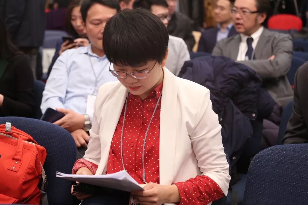 最美女神!"女记者"两会工作图鉴