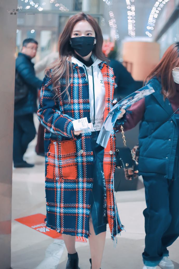 张紫宁穿格子长款风衣现身机场,戴黑色口罩遮面挡不住美