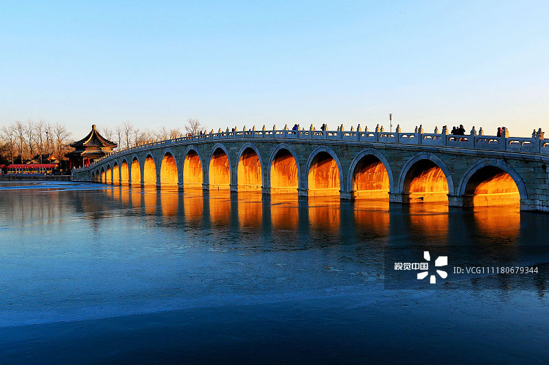 北京:颐和园十七孔桥再现 "金光穿洞"