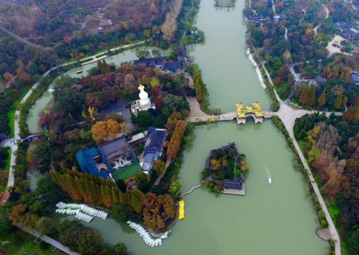 江苏扬州:航拍瘦西湖"披彩装" 冬日美景醉游人