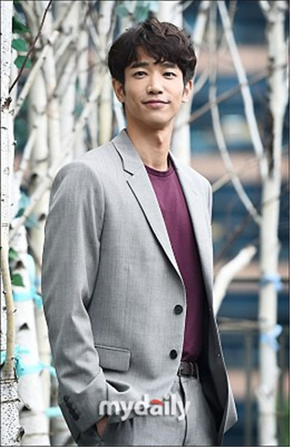 台湾艺人刘以豪接受采访 西装革履笑容阳光