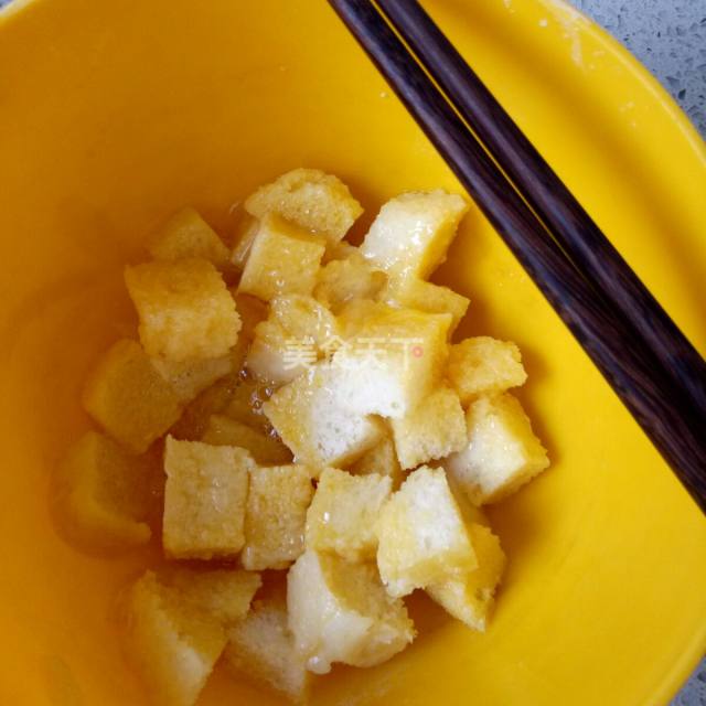 打扫剩馒头的好办法来了,蛋香馒头丁简单又美味