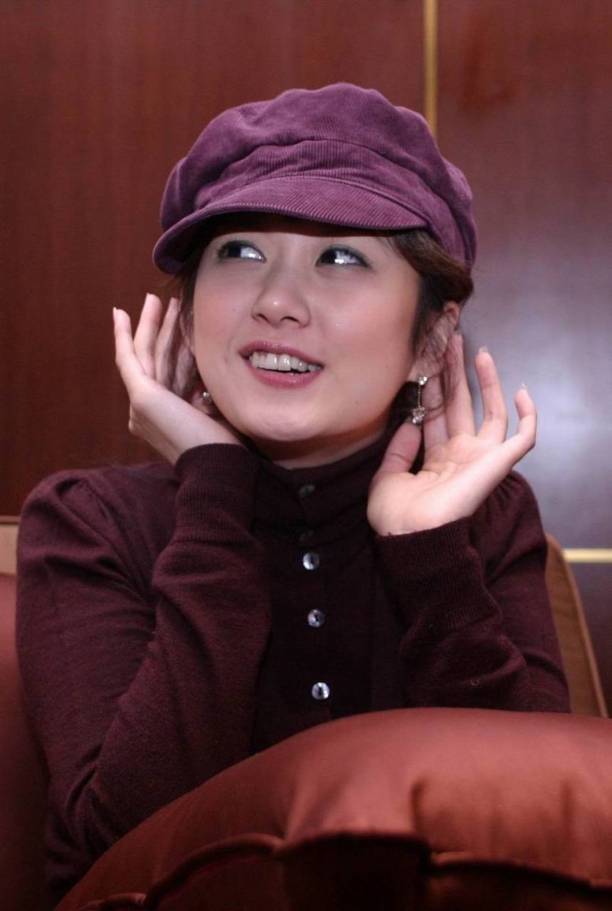 张娜拉43岁依旧年轻,身穿蓝色短袖,戴着圆框眼镜,看起来和二十年前