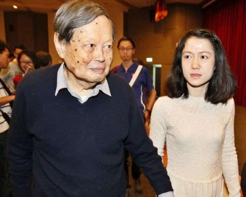 97岁杨振宁比岳父大20岁,见面不喊爸爸,3个字称呼令人称赞!