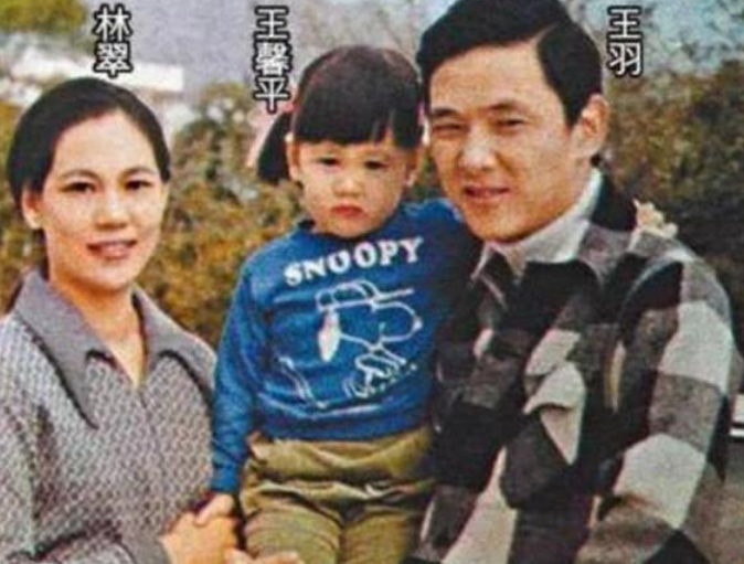 老戏骨曾江的妹妹叫林萃,一生感情坎坷,留下多部经典