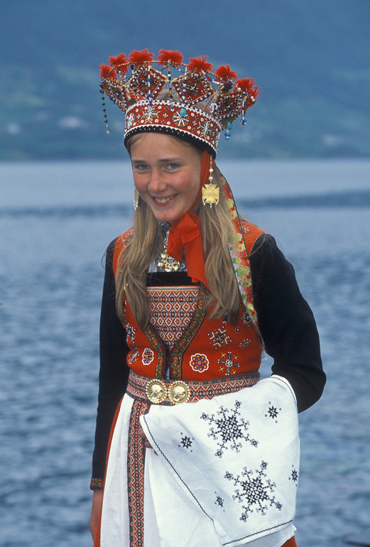 不同地域不同文化差异下,新娘嫁衣大pk