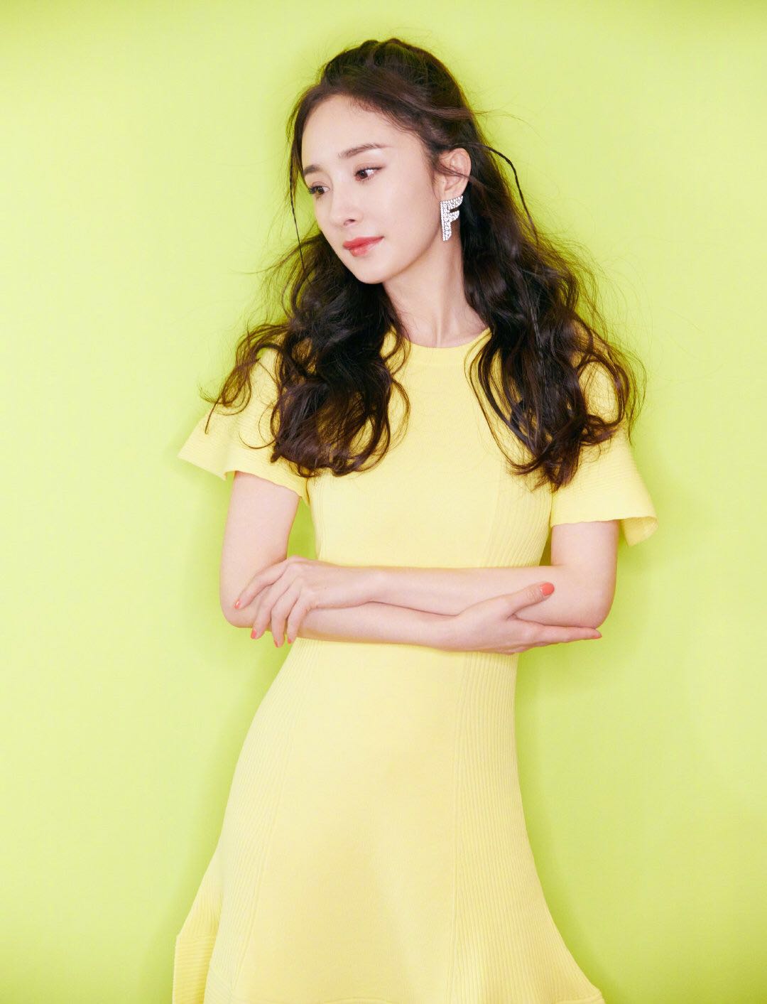 杨幂换新发型了,波浪大卷发扎成半马尾,一身"蜜蜂黄"美回18岁