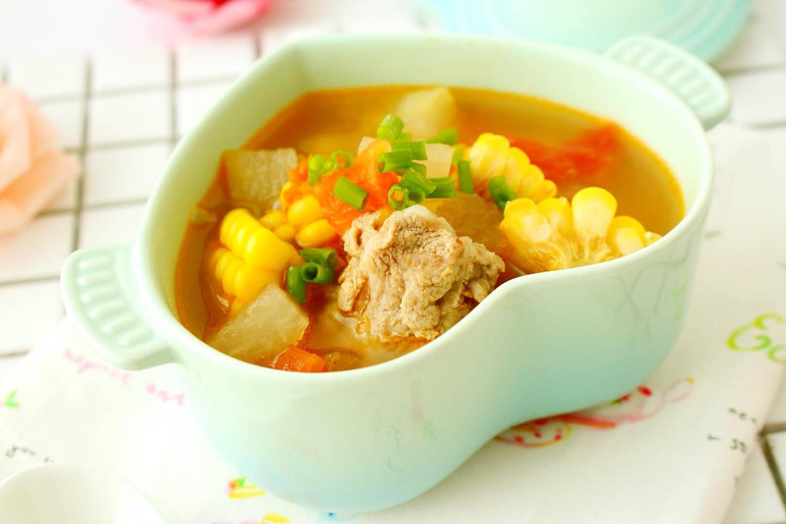 番茄排骨汤味道好喝,而且汤汁鲜浓绝对是生活当中必备的一款汤菜