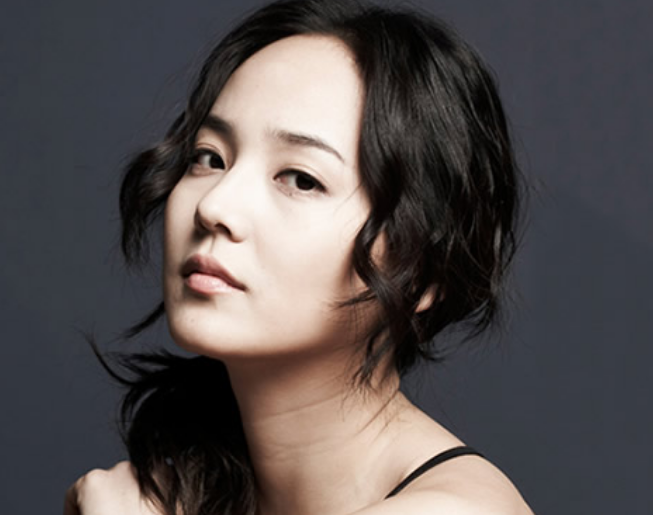 金柳真,出生于汉城,后来全家移民美国,不过她并未改变国籍,16岁的时候