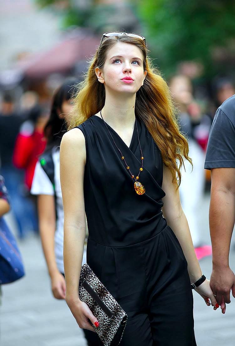 街拍:笑容甜美的小姐姐,肤白貌美,回眸一笑让人心醉!