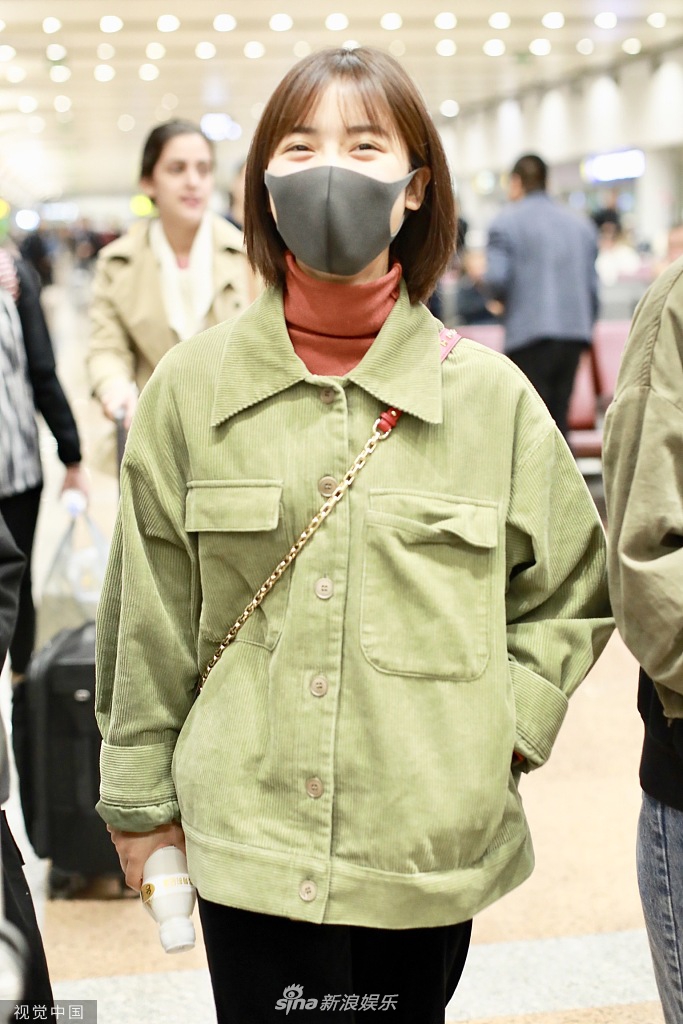 组图:沈月轻松hold住"红配绿" 戴口罩笑眼弯弯萌似萝莉