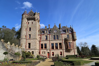 贝尔法斯特城堡(belfast castle)位于贝尔法斯特北部凯弗山郊野公园内
